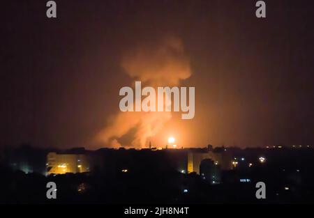 Gaza, Palestina. 16th luglio 2022. Fiamme e fumo aumentano durante gli attacchi aerei israeliani a Gaza City, in risposta al lancio di razzi da Gaza verso Israele. (Credit Image: © Yousef Masoud/SOPA Images via ZUMA Press Wire) Foto Stock