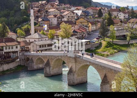 Un'immagine ad alto angolo dello storico ponte Mehmed Pasa Sokolovic a Visegrad, Bosnia-Erzegovina Foto Stock