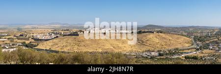 Elvas, Portogallo: Immagine panoramica della città fortificata di Elvas e Acquedotto scattata dal forte Forte da Graca. Immagine panoramica da più singoli Foto Stock