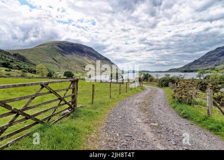 Una pista che conduce al lago di Wastwater e urla in una giornata estiva nel Wasdale Lake District National Park Cumbria England UK Foto Stock