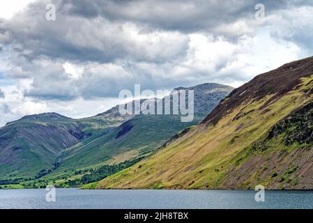 La vista drammatica del lago di Wastwater guardando verso Wasdale Head e le montagne circostanti in un giorno d'estate Cumbria Inghilterra UK Foto Stock