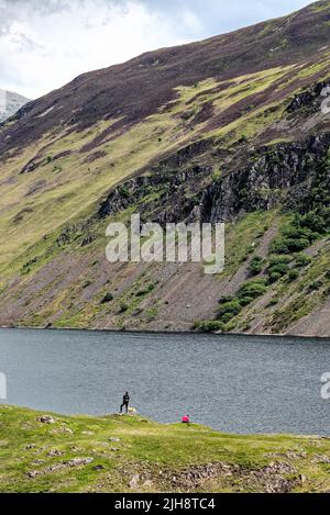 La vista drammatica del lago di Wastwater guardando verso Wasdale Head e le montagne circostanti in un giorno d'estate Cumbria Inghilterra UK Foto Stock