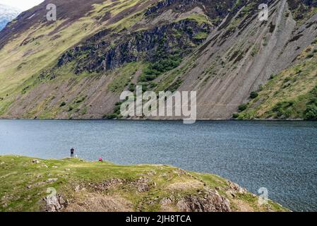 La vista drammatica del lago di Wastwater guardando verso Wasdale Head e le montagne circostanti in un giorno d'estate Cumbria Inghilterra UK Foto Stock