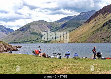 La vista drammatica del lago di Wastwater guardando verso Wasdale Head e le montagne circostanti in un giorno d'estate Cumbria Inghilterra UK Foto Stock