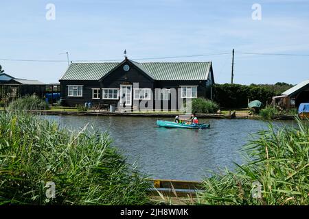 Potter Heigham, Norfolk, Regno Unito. 16th luglio 2022.Sunny e caldo in Potter Heigham sui Broads di Norfolk. Credit: Matthew Chattle/Alamy Live News Foto Stock