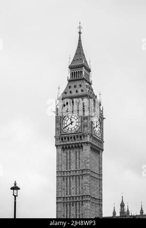 Una foto verticale in scala di grigi della torre Big ben di Londra Foto Stock