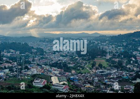 Vista panoramica della città al tramonto con le sue spettacolari nuvole Foto Stock