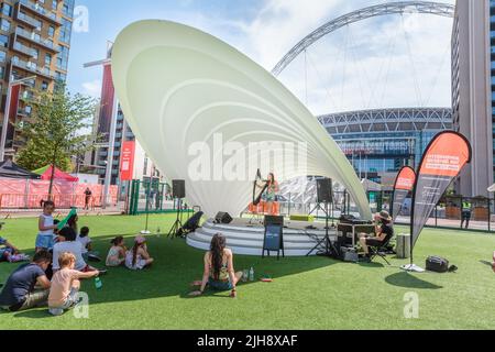 Wembley Park, Londra, Regno Unito. 16th luglio 2022. Aoife o'Donovan che si esibisce nella Sound Shell come International Busking Day ritorna al Wembley Park. Il festival gratuito di un giorno ha grandi nomi che condividono 9 palcoscenici insieme ad artisti e artisti emergenti e a grandi opere. L'evento del Wembley Park include anche aree per il divertimento di tutta la famiglia con laboratori di abilità circensi, spettacoli di magia e commedia, routine di escapologi, pittura facciale e artisti di palloncini. La Giornata Internazionale del Busking, sostenuta dal Sindaco di Londra, è presentata da Busk a Londra. Amanda Rose/Alamy Live News Foto Stock