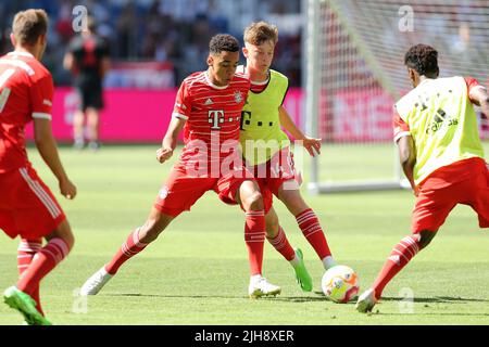 Primo : Calcio: Calcio: 16.07.2022 1.Bundesliga, stagione 2022/2023 presentazione squadra FC Bayern Monaco Jamal Musiala, Paul Wanner, FC Bayern Monaco, Bayern, Munchen, FCB, figura intera, duelli, Foto Stock