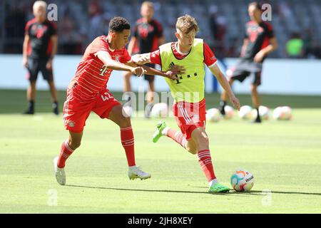 Primo : Calcio: Calcio: 16.07.2022 1.Bundesliga, stagione 2022/2023 presentazione squadra FC Bayern Monaco Jamal Musiala, Paul Wanner, FC Bayern Monaco, Bayern, Munchen, FCB, figura intera, duelli, Foto Stock