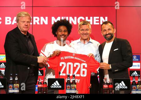 Primo : Calcio: Calcio: 07/16/2022 1st Bundesliga, Stagione 2022/2023 Presentazione della squadra FC Bayern Monaco Presidente della direzione Oliver Kahn, Serge Gnabry, Presidente Herbert Hainer, Direttore dello Sport Hasan Salihamidzic, PK, conferenza stampa, Foto Stock