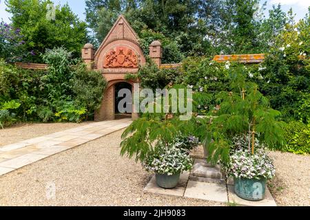 Il Postman's Gate and Entrance Courtyard, East Ruston Old Vicarage Garden, East Ruston, Norfolk, Inghilterra, Regno Unito Foto Stock