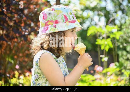 Sabato 16th luglio 2022, Swansea, Galles **CONSENSO DEI GENITORI DATO PER IL BAMBINO*** la gioia di Lillian di quattro anni si raffredda con un gelato il Sabato mattina a Swansea come le temperature già hanno colpito la metà degli anni venti. Foto Stock