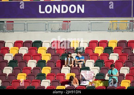 I fan spagnoli si sono accaniti nella partita UEFA Women European Championship tra la Danimarca Women e la Spagna al Brentford Community Stadium di Brentford sabato 16th luglio 2022. (Credit: Federico Maranesi | MI News) Credit: MI News & Sport /Alamy Live News Foto Stock