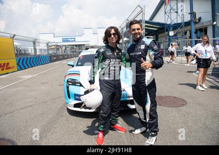 L'attore Aidan Gallagher in griglia con il pilota della Safety Car Bruno Correia durante il round di Formula e 11 - New York, USA. , . City e-Prix a New York City, USA. (Foto di Simon Galloway/Motorsport Images/Sipa USA) France OUT, UK OUT Credit: Sipa USA/Alamy Live News Foto Stock