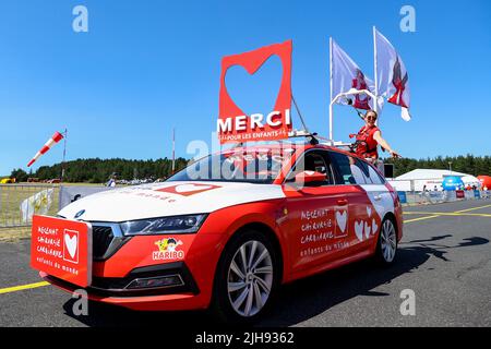 L'illustrazione raffigura una vettura in promozione in rosso con un cuore di mecenat chirurgie cardiaque prima della quattordicesima tappa della gara ciclistica Tour de France, da Saint-Etienne a Mende (195 km), Francia, sabato 16 luglio 2022. Il Tour de France di quest'anno si svolge dal 01 al 24 luglio 2022. BELGA FOTO DAVID PINTENS - UK OUT Foto Stock