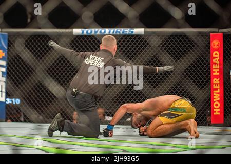 LONG ISLAND, NY - 16 LUGLIO: Herbert Burns perde a Bill Algeo nel loro incontro di peso Featherweight durante l'evento UFC Fight Night: Ortega contro Rodriguez alla UBS Arena il 16 luglio 2022, a Elmont, New York, Stati Uniti. (Foto di Matt Davies/PxImages) Foto Stock