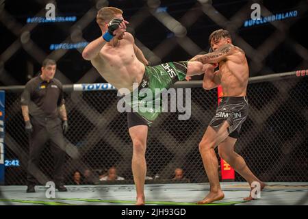 LONG ISLAND, NY - 16 LUGLIO: (L-R) Ricky Simon dà il via a Jack Shore nel loro Bantamweight bout durante l'evento UFC Fight Night: Ortega contro Rodriguez tenutosi all'UBS Arena il 16 luglio 2022 a Elmont, New York, Stati Uniti. (Foto di Matt Davies/PxImages) Foto Stock