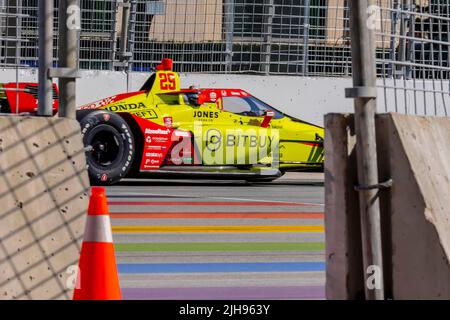 Toronto, ONTARIO, Canada. 16th luglio 2022. DEVLIN Defrancesco (29) (R) di Toronto, Canada viaggia attraverso le curve durante una pratica per l'Honda Indy Toronto per le strade del Toronto Exhibition Place a Toronto ON. (Credit Image: © Walter G. Arce Sr./ZUMA Press Wire) Foto Stock