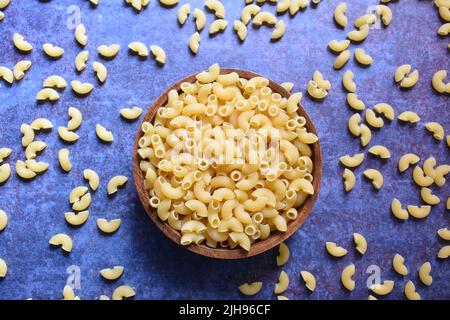 Pasta cruda intera essiccata a gomito rigata macaroni Foto Stock