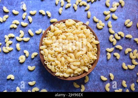 Pasta cruda intera essiccata a gomito rigata macaroni Foto Stock