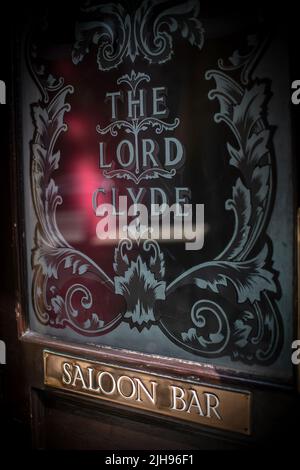 Porta per il bar pubblico del Signore Clyde pub, Clennan Street, Southwark, Londra, Inghilterra, Regno Unito Foto Stock