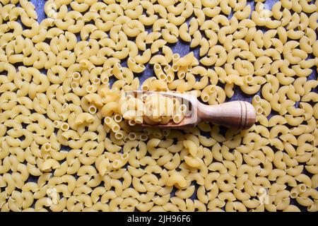 Pasta cruda intera essiccata a gomito rigata macaroni Foto Stock