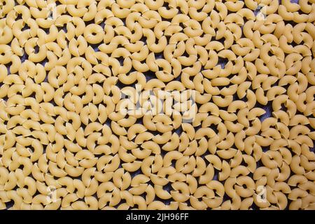 Pasta cruda intera essiccata a gomito rigata macaroni Foto Stock