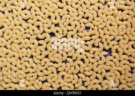 Pasta cruda intera essiccata a gomito rigata macaroni Foto Stock