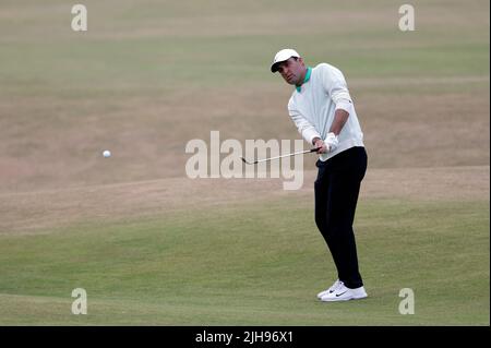 Lo Scottie Scheffler degli Stati Uniti suona dal fairway del 18th durante il terzo giorno dell'Open at the Old Course, St Andrews. Data foto: Sabato 16 luglio 2022. Foto Stock