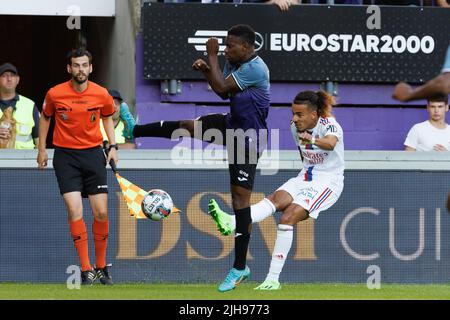 Francis Amuzu di Anderlecht e Malo gusto di Lione lottano per la palla durante una partita di calcio amichevole tra RSC Anderslecht e Olympique Lyonnais, sabato 16 luglio 2022 ad Anderlecht, per preparare la prima divisione 2022-2023 'Jupiler Pro League' del campionato belga. BELGA FOTO KURT DESPLENTER Foto Stock