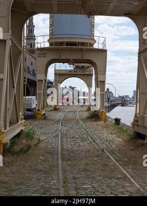 Anversa, Belgio, 02 luglio 2022, la ferrovia sotto le gru del museo sulla banchina destra di Anversa Foto Stock
