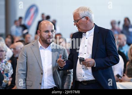 Stoccarda, Germania. 16th luglio 2022. I politici dell'AFD Markus Frohnmaier (l) ed Emil Sänze si riuniscono nella sala alla conferenza del partito di stato dell'AFD a Stoccarda. Sono eletti come la nuova doppia leadership nello Stato. Credit: Bernd Weißbrod/dpa/Alamy Live News Foto Stock