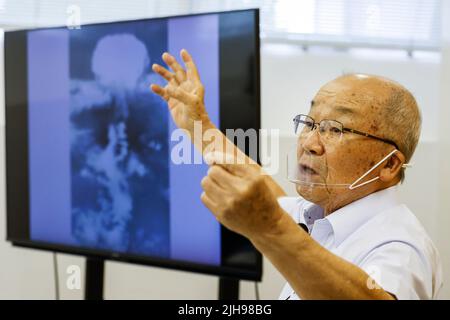 15 luglio 2022, Nagasaki, Giappone: Seiichiro Mise un sopravvissuto alla bomba atomica parla durante un incontro speciale con giornalisti stranieri al Museo della bomba atomica di Nagasaki. Con le preoccupazioni legate alla guerra Russia-Ucraina, il Giappone promuove iniziative per la pace e l'abolizione delle armi nucleari per il rischio di essere riutilizzate. Il Giappone è l'unico paese attaccato con armi nucleari. Un gruppo di giornalisti stranieri ha visitato le città di Hiroshima e Nagasaki (in un tour stampa) prima del 77th anniversario degli attacchi atomici durante la seconda guerra mondiale. Il tour stampa è stato organizzato dal Ministero degli Affari Esteri Foto Stock