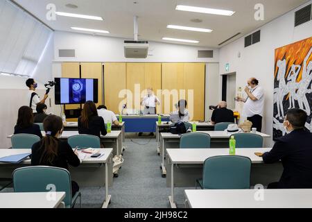 15 luglio 2022, Nagasaki, Giappone: Seiichiro Mise un sopravvissuto alla bomba atomica parla durante un incontro speciale con giornalisti stranieri al Museo della bomba atomica di Nagasaki. Con le preoccupazioni legate alla guerra Russia-Ucraina, il Giappone promuove iniziative per la pace e l'abolizione delle armi nucleari per il rischio di essere riutilizzate. Il Giappone è l'unico paese attaccato con armi nucleari. Un gruppo di giornalisti stranieri ha visitato le città di Hiroshima e Nagasaki (in un tour stampa) prima del 77th anniversario degli attacchi atomici durante la seconda guerra mondiale. Il tour stampa è stato organizzato dal Ministero degli Affari Esteri Foto Stock