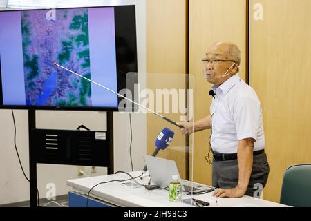 15 luglio 2022, Nagasaki, Giappone: Seiichiro Mise un sopravvissuto alla bomba atomica parla durante un incontro speciale con giornalisti stranieri al Museo della bomba atomica di Nagasaki. Con le preoccupazioni legate alla guerra Russia-Ucraina, il Giappone promuove iniziative per la pace e l'abolizione delle armi nucleari per il rischio di essere riutilizzate. Il Giappone è l'unico paese attaccato con armi nucleari. Un gruppo di giornalisti stranieri ha visitato le città di Hiroshima e Nagasaki (in un tour stampa) prima del 77th anniversario degli attacchi atomici durante la seconda guerra mondiale. Il tour stampa è stato organizzato dal Ministero degli Affari Esteri Foto Stock