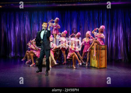 Charlie Stemp (Bobby Child) con le ragazze Zangler Follies IN PAZZO PER TE al Chichester Festival Theatre, Chichester, West Sussex, Inghilterra apertura il 19/07/2022 Musica & testi: George & Ira Gershwin libro: Ken Ludwig co-ideato da Ken Ludwig & Mike Ockrent Set design: Beowulf Boritt Costumes: William Ivey lunga illuminazione: Ken Billington coreografia & direzione: Susan Stroman Foto Stock