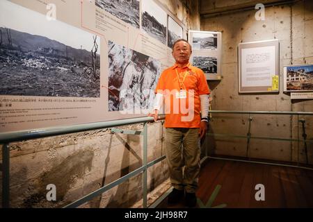 15 luglio 2022, Nagasaki, Giappone: Matsuyoshi Ikeda (84) Survivor ed un ex studente della scuola elementare di Nagasaki Shiroyama pone per una fotografia al atomic bombed Building Peace. Con le preoccupazioni legate alla guerra Russia-Ucraina, il Giappone promuove iniziative per la pace e l'abolizione delle armi nucleari per il rischio di essere riutilizzate. Il Giappone è l'unico paese attaccato con armi nucleari. Un gruppo di giornalisti stranieri ha visitato le città di Hiroshima e Nagasaki (in un tour stampa) prima del 77th anniversario degli attacchi atomici durante la seconda guerra mondiale. Il tour stampa è stato organizzato dal Mini Foto Stock