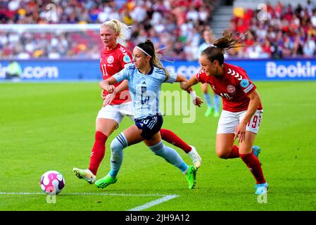 La spagnola Athenea del Castillo (al centro) e la danese Janni Thomsen (a destra) combattono per la palla durante la partita UEFA Women's Euro 2022 Group B al Brentford Community Stadium di Londra. Data foto: Sabato 16 luglio 2022. Foto Stock