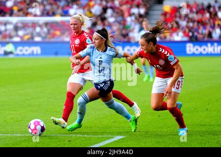 La spagnola Athenea del Castillo (al centro) e la danese Janni Thomsen (a destra) combattono per la palla durante la partita UEFA Women's Euro 2022 Group B al Brentford Community Stadium di Londra. Data foto: Sabato 16 luglio 2022. Foto Stock