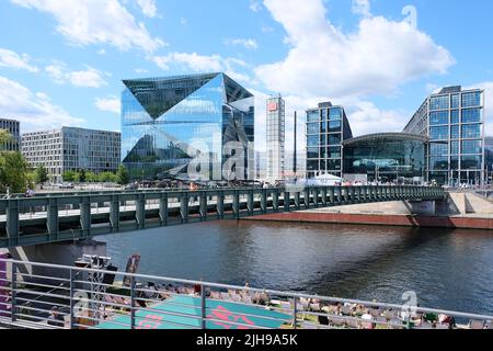 Berlino, Germania, 12 luglio 2022, vista sul fiume Spree fino al ponte Gustav-Heinemann, al cubo di Berlino e alla stazione principale. Foto Stock