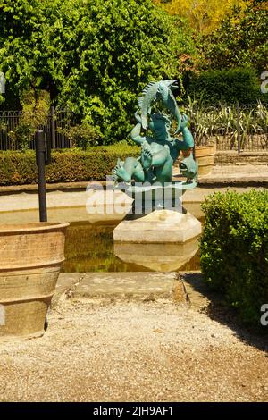 Laghetto ornamentale con statua a Golders Hill Park, Londra, Regno Unito Foto Stock