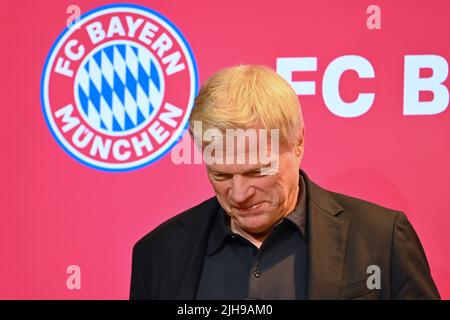 Monaco di Baviera, Germania. 16th luglio 2022. Oliver KAHN (presidente di gestione FCB), di fronte al Bayern club stemma, immagine singola, taglio singolo motivo, ritratto, ritratto, verticale. Presentazione del team FC Bayern Monaco stagione 2022/2023 il 16th luglio 2022 ALLIANZARENA, calcio 1st Bundesliga, stagione 2022/2023. Credit: dpa/Alamy Live News Foto Stock