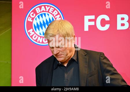 Monaco di Baviera, Germania. 16th luglio 2022. Oliver KAHN (presidente di gestione FCB), di fronte al Bayern club stemma, immagine singola, taglio singolo motivo, ritratto, ritratto, verticale. Presentazione del team FC Bayern Monaco stagione 2022/2023 il 16th luglio 2022 ALLIANZARENA, calcio 1st Bundesliga, stagione 2022/2023. Credit: dpa/Alamy Live News Foto Stock