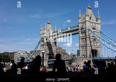 Londra, Regno Unito. 16th luglio 2022. Le sagome delle persone sono viste godendo il caldo tempo nella zona del London Bridge. Il Regno Unito sta abbracciando il clima più caldo mai dovuto all'impatto dei cambiamenti climatici. Si prevede che le temperature aumenteranno a 40 gradi a Londra il lunedì. L'Ufficio MET ha emesso un allarme per le condizioni meteorologiche rosse e ha messo in guardia i cittadini circa il rischio di morte in condizioni di clima caldo estremo. (Foto di Hesther ng/SOPA Images/Sipa USA) Credit: Sipa USA/Alamy Live News Foto Stock