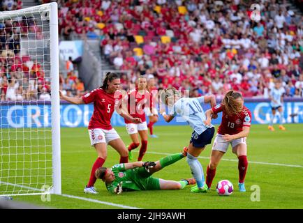 L'Athenea del Castillo (al centro a destra) della Spagna non riesce a scappare dal Janni Thomsen danese (a destra) durante la partita UEFA Women's Euro 2022 Group B al Brentford Community Stadium di Londra. Data foto: Sabato 16 luglio 2022. Foto Stock