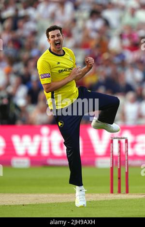 Chris Wood dell'Hampshire Hawks celebra il lancio del wicket Phil Salt's del Lancashire Lightning durante la partita finale del Vitality Blast T20 all'Edgbaston Stadium di Birmingham. Data foto: Sabato 16 luglio 2022. Foto Stock