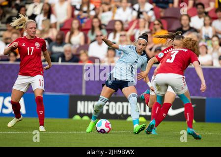 Athenea del Castillo di Spagna controlla la palla durante la partita UEFA Women European Championship tra Danimarca Women e Spagna al Brentford Community Stadium di Brentford sabato 16th luglio 2022. (Credit: Federico Maranesi | MI News) Credit: MI News & Sport /Alamy Live News Foto Stock