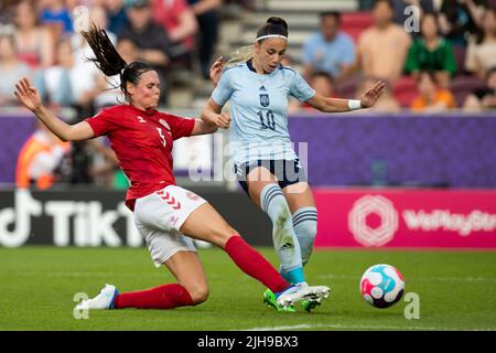 Athenea del Castillo di Spagna controlla la palla durante la partita UEFA Women European Championship tra Danimarca Women e Spagna al Brentford Community Stadium di Brentford sabato 16th luglio 2022. (Credit: Federico Maranesi | MI News) Credit: MI News & Sport /Alamy Live News Foto Stock