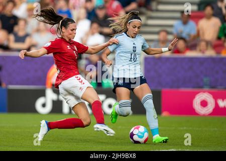 Athenea del Castillo di Spagna controlla la palla durante la partita UEFA Women European Championship tra Danimarca Women e Spagna al Brentford Community Stadium di Brentford sabato 16th luglio 2022. (Credit: Federico Maranesi | MI News) Credit: MI News & Sport /Alamy Live News Foto Stock